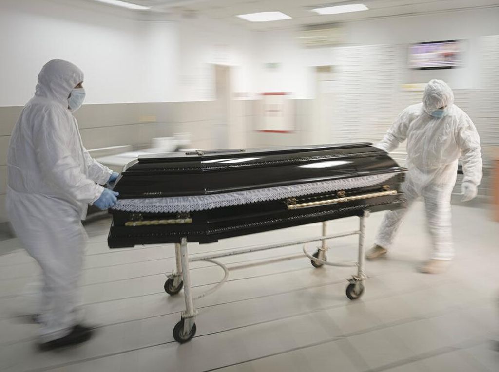 Sibuknya Petugas Pemakaman di Rumania Saat Eropa Kembali Diamuk Corona