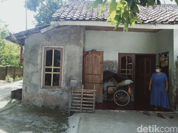 Kasih Ibu Sabar Rawat 2 Anaknya yang Lumpuh Sejak Bayi di Klaten