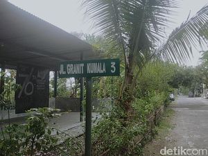 Dari Rumah Terduga Teroris di Gresik, Densus 88 Bawa Puluhan Buku dan Laptop