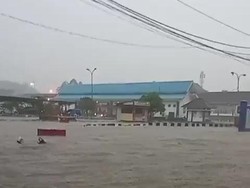 Sukabumi Dikepung Banjir-Longsor, Terminal Tipe A Terendam