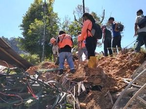 Tiga Rumah Warga di Tapteng Rusak Parah Akibat Longsor