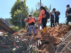 Tiga Rumah Warga di Tapteng Rusak Parah Akibat Longsor