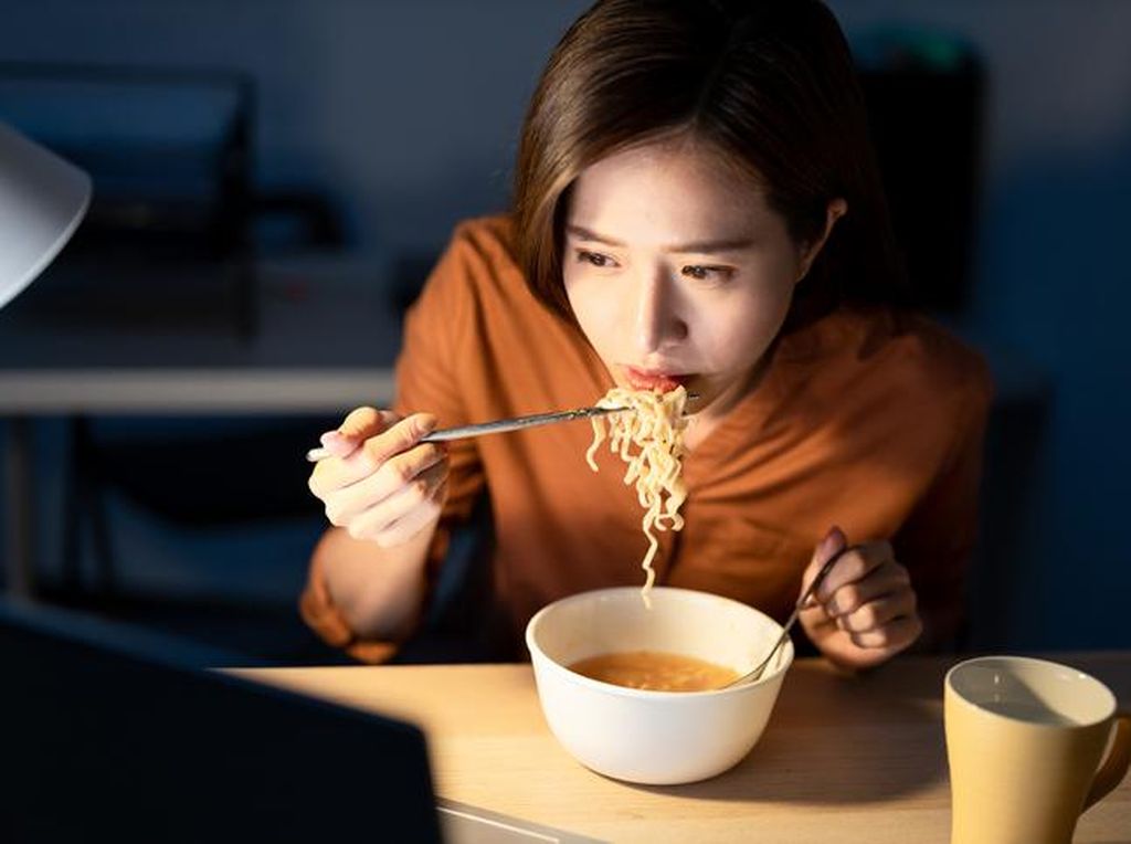 Eksperimen Makan Mie Instan 5 Hari hingga Pola Makan untuk Atasi Perut Buncit
