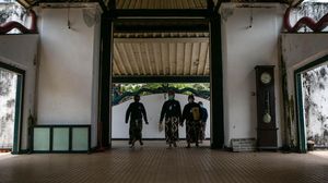 Saat Para Abdi Dalem Keraton Yogya Diwisuda