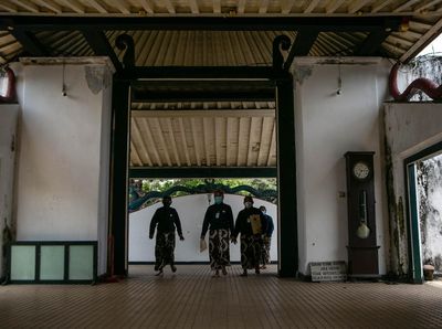 Saat Para Abdi Dalem Keraton Yogya Diwisuda