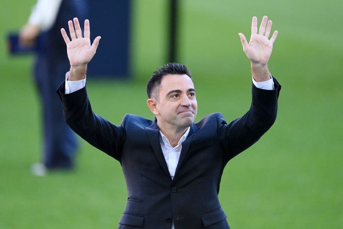 BARCELONA, SPAIN - NOVEMBER 08: New FC Barcelona Head Coach Xavi Hernandez acknowledges fans during a press conference at Camp Nou on November 08, 2021 in Barcelona, Spain. (Photo by David Ramos/Getty Images)