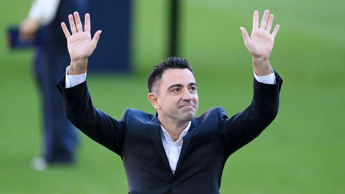 Xavi saat diperkenalkan sebagai pelatih baru Barcelona. Foto: Getty Images/David Ramos