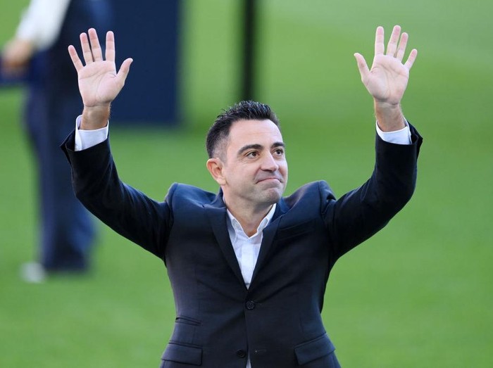 BARCELONA, SPAIN - NOVEMBER 08: New FC Barcelona Head Coach Xavi Hernandez acknowledges fans during a press conference at Camp Nou on November 08, 2021 in Barcelona, Spain. (Photo by David Ramos/Getty Images)