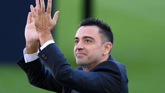 BARCELONA, SPAIN - NOVEMBER 08: New FC Barcelona Head Coach Xavi Hernandez applauds fans during a press conference at Camp Nou on November 08, 2021 in Barcelona, Spain. (Photo by David Ramos/Getty Images)