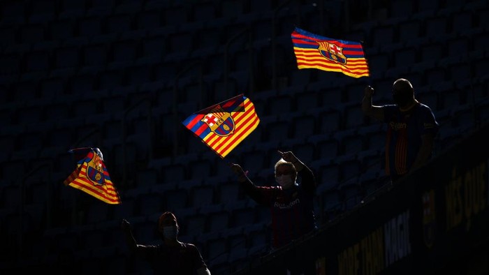 BARCELONA, SPAIN - NOVEMBER 08: Fans are seen waving flags inside the stadium as they await the unveiling of new FC Barcelona Head Coach Xavi Hernandez during a press conference at Camp Nou on November 08, 2021 in Barcelona, Spain. (Photo by David Ramos/Getty Images)