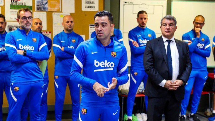 Xavi Hernandez bersama Joan Laporta menggelar sesi latihan Barcelona, Selasa 9 November 2021.