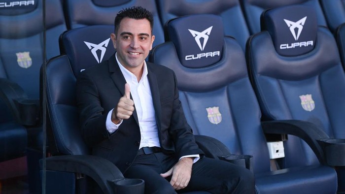 BARCELONA, SPAIN - NOVEMBER 08: New FC Barcelona Head Coach Xavi Hernandez gives his thumbs up while sitting on the bench at Camp Nou on November 08, 2021 in Barcelona, Spain. (Photo by David Ramos/Getty Images)