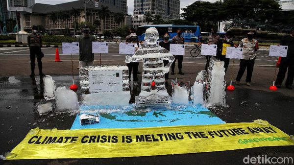 Aksi Patung Es Greenpeace untuk Jokowi