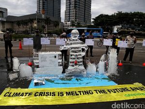 Aksi Patung Es Greenpeace untuk Jokowi