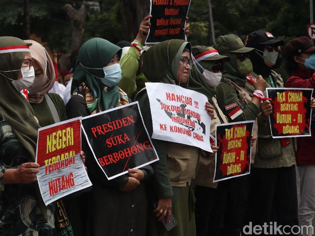 Emak-emak Demo di Gedung Sate Bandung, Bawa Poster Negeri Tergadai Hutang
