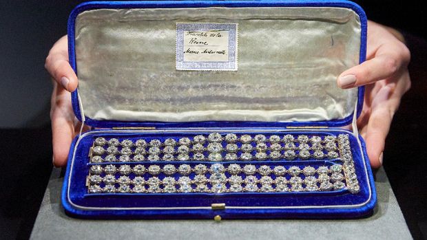 A staff diplays a pair of diamond bracelets, with approximately 140 to 150 carats and owned by Queen Marie-Antoinette of France, in silver and yellow gold, circa 1776, during a preview at Christie's before their auction sale in Geneva, Switzerland, November 3, 2021. REUTERS/Denis Balibouse