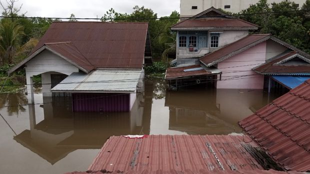 Banjir masih menggenangi permukiman warga di Kabupaten Sintang, Kalimantan Barat
