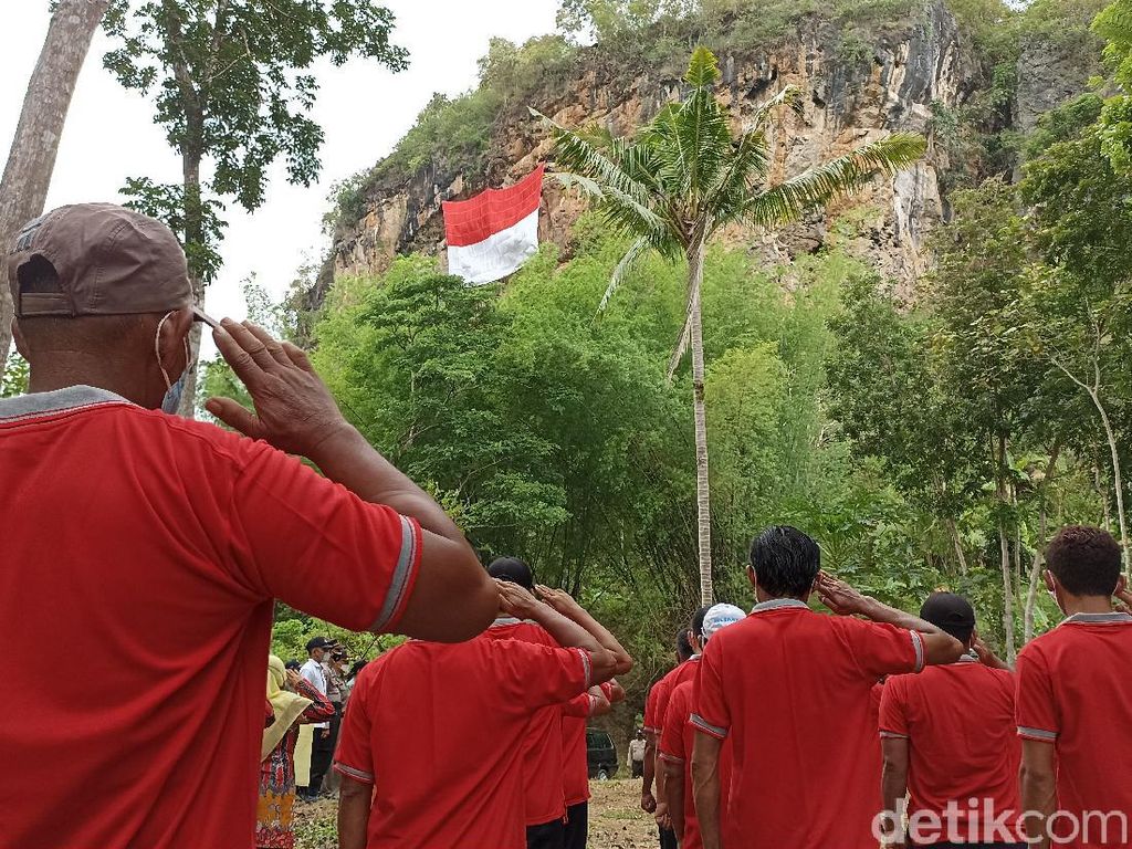 Hari Pahlawan, Bendera Merah Putih Dibentangkan di Tebing Trenggalek