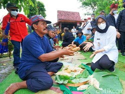 Petani Banyuwangi Gelar Bubak Sawah Awali Masa Tanam