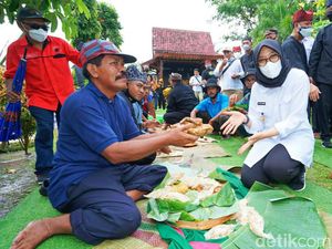 Petani Banyuwangi Gelar Bubak Sawah Awali Masa Tanam Petani Banyuwangi Gelar Bubak Sawah Awali Masa Tanam