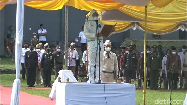 Bupati Kendal Pimpin Upacara Gunakan Baju Hazmat