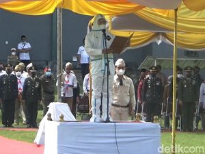 Bupati Kendal Pimpin Upacara Gunakan Baju Hazmat