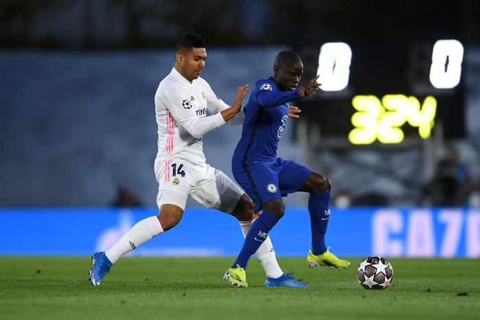MADRID, SPAIN - APRIL 27: NGolo Kante of Chelsea battles for possession with Casemiro of Real Madrid during the UEFA Champions League Semi Final First Leg match between Real Madrid and Chelsea FC at Estadio Alfredo Di Stefano on April 27, 2021 in Madrid, Spain. Sporting stadiums around Spain remain under strict restrictions due to the Coronavirus Pandemic as Government social distancing laws prohibit fans inside venues resulting in games being played behind closed doors.  (Photo by David Ramos/Getty Images)