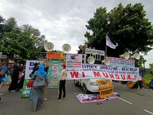 Massa Demo di Patung Kuda Jakarta  Minta Menteri Ikut Bisnis PCR Dicopot