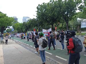 Massa Demo Protes Aturan PCR-Tolak Vaksin, Minta Erick Thohir Mundur