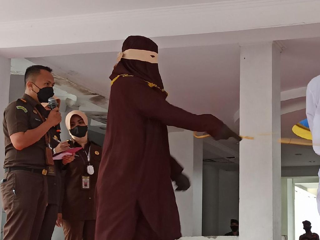 Ditangkap Saat Kencan, PSK-Pria Hidung Belang di Aceh Dicambuk 17 Kali