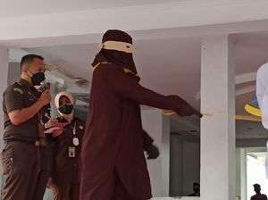 Pasangan Zina di Aceh Dicambuk 100 Kali, Ikhtilat 18 Kali Pasangan Zina di Aceh Dicambuk 100 Kali, Ikhtilat 18 Kali