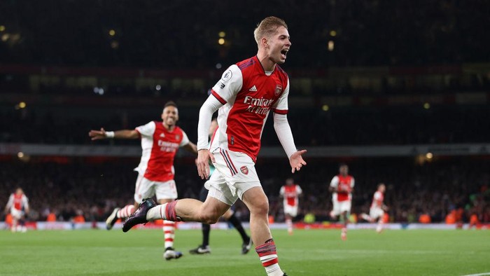 LONDON, ENGLAND - OCTOBER 22: Emile Smith Rowe of Arsenal  celebrates after scoring their teams third goal  during the Premier League match between Arsenal and Aston Villa at Emirates Stadium on October 22, 2021 in London, England. (Photo by Richard Heathcote/Getty Images)
