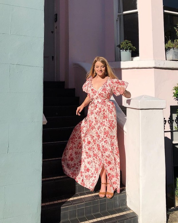 Flora Ogilvy dengan Long Dress Aksen Slit Flora Ogilvy dengan Long Dress Aksen Slit