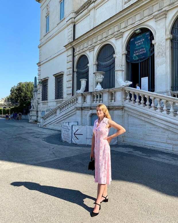 Flora Ogilvy dengan Sleeveless Dress Flora Ogilvy dengan Sleeveless Dress