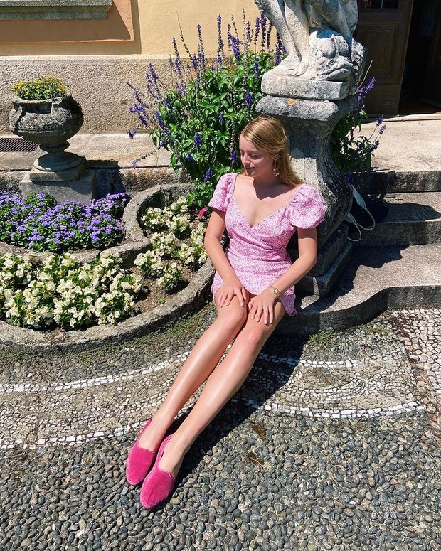 Flora Ogilvy Memadukan Dress dengan Slippers Flora Ogilvy Memadukan Dress dengan Slippers