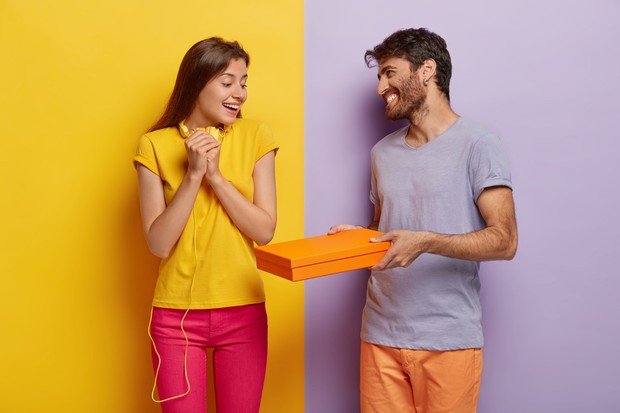 Ia menjadi terbuka kepadamu dan sering memberikanmu kejutan (Foto: freepik/wayhomestudio)