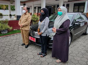 Ketika Bumil Ngidam Naik Mobil Dinas Bupati dan Dikabulkan! Ketika Bumil Ngidam Naik Mobil Dinas Bupati dan Dikabulkan!