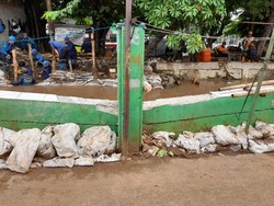 detikcom Do Your Magic: Perbaikan Tanggul Hek Belum Kelar, Muncul Jebolan Baru