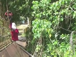 Pemkab Merangi Tak Ada Anggaran Perbaiki Jembatan Rusak Dilalui Pelajar
