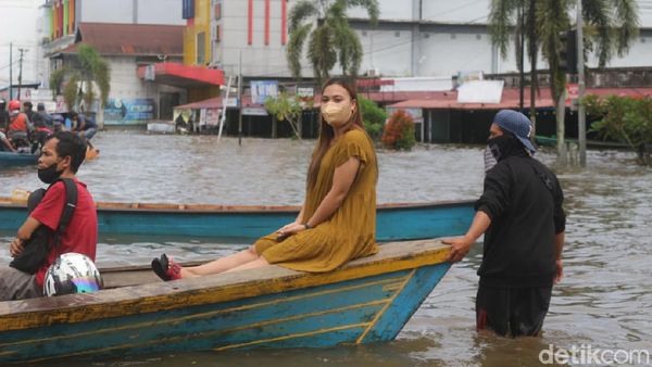2 Pekan Banjir Belum Surut Bikin Sintang Bak Kota Terapung