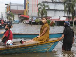 2 Pekan Banjir Belum Surut Bikin Sintang Bak Kota Terapung