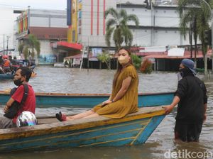 2 Pekan Banjir Belum Surut Bikin Sintang Bak Kota Terapung 2 Pekan Banjir Belum Surut Bikin Sintang Bak Kota Terapung