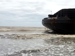 Kapal Tongkang Pengangkut Batu Bara Terdampar di Pantai Laba Pandeglang Kapal Tongkang Pengangkut Batu Bara Terdampar di Pantai Laba Pandeglang