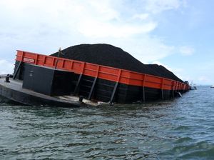 6 Hari Karam, Kapal Tanker di Pantai Sancang Belum Bisa Dievakuasi