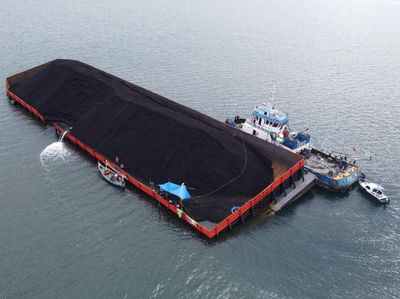 Kapal Tongkang Muatan Batu Bara Karam di Teluk Banyuwangi