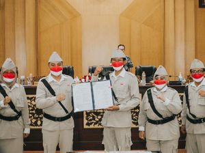 Kompak Pakai Baju Pejuang, DPRD-Pemkot Surabaya Sahkan APBD 2021