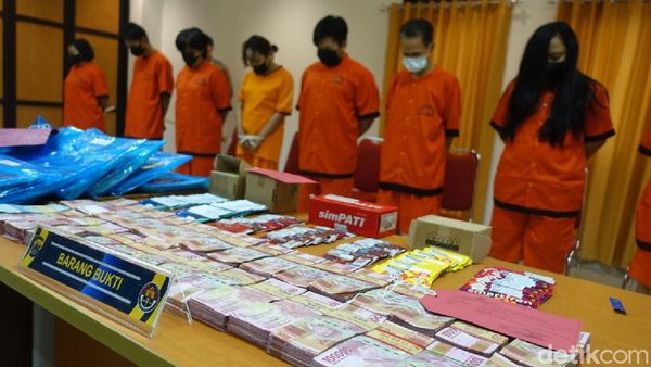 Komplotan Pencuri Data Kartu Kredit di Yogya Kini Berbaju Oranye
