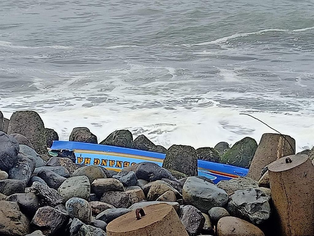 Perahu Terbalik Dihantam Ombak Pantai Kulon Progo, 1 Nelayan Tewas Perahu Terbalik Dihantam Ombak Pantai Kulon Progo, 1 Nelayan Tewas