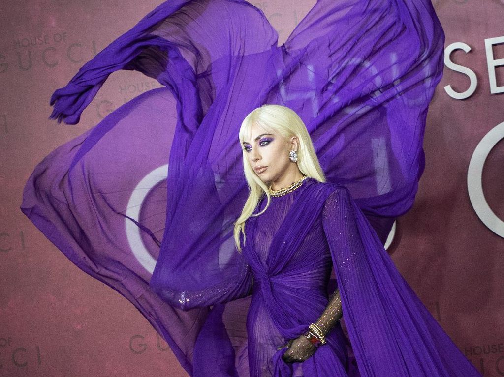 Lady Gaga Curi Atensi di Premier House of Gucci, Gayanya Dramatis!