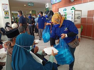 Peringati Hari Pahlawan, NasDem Bagikan APD ke Nakes RSUD dr Harjono Ponorogo